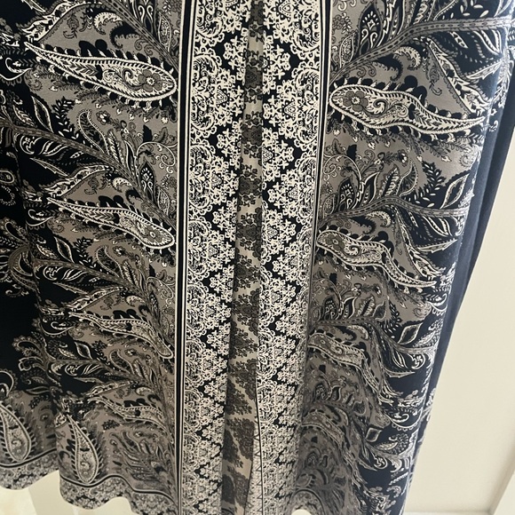 Elegant Black and Gray Patterned Dress - Picture 5 of 5